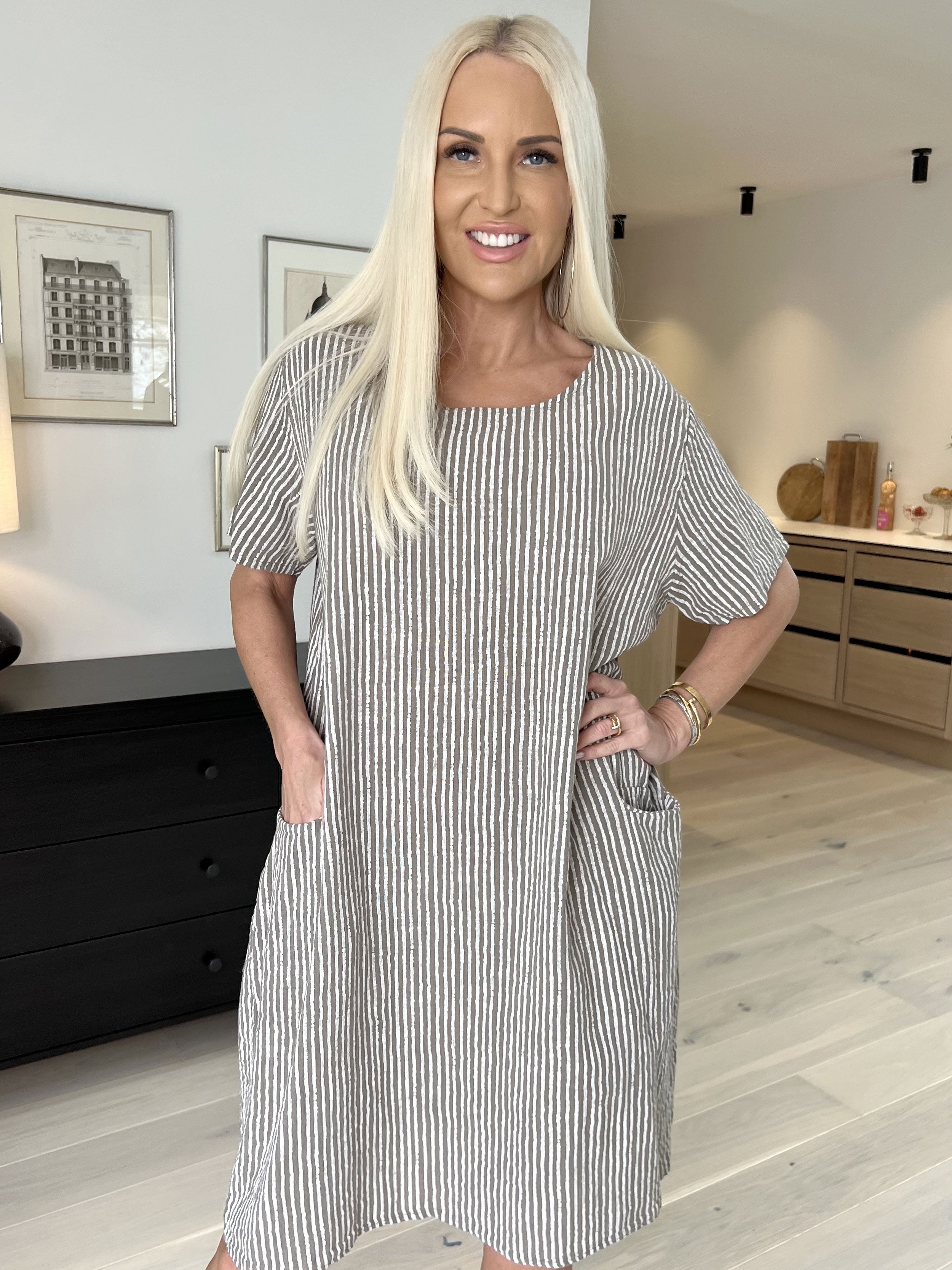 Louise - Fin stribet kjole i hørlignende stof i bomuld